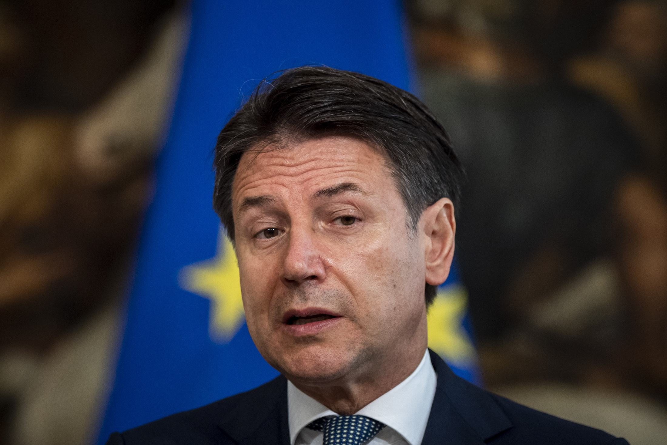 Dpcm, Conte: “Non manderemo la polizia a casa. Sacrifici per evitare il lockdown”