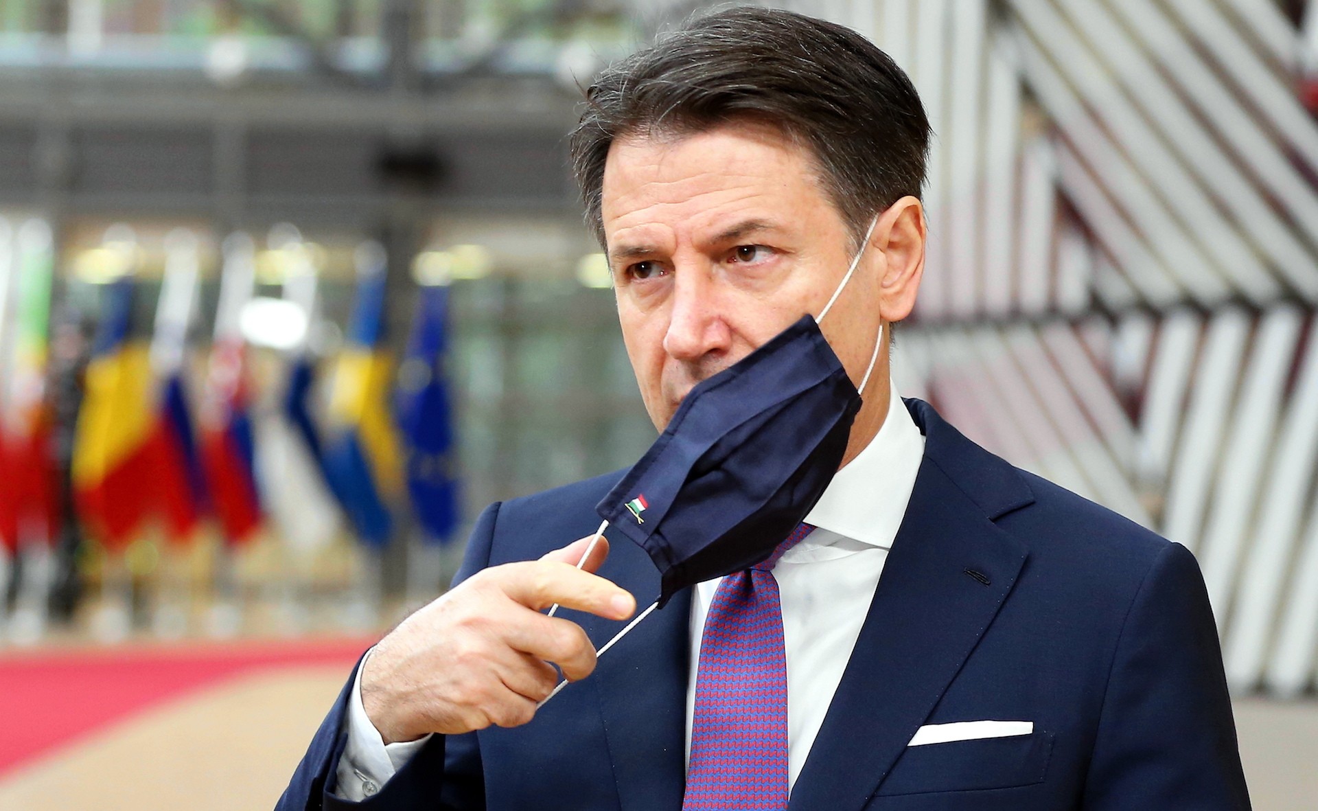 Mascherine all’aperto in Basilicata e Lazio. Conte: “Valuteremo se imporle a tutti”
