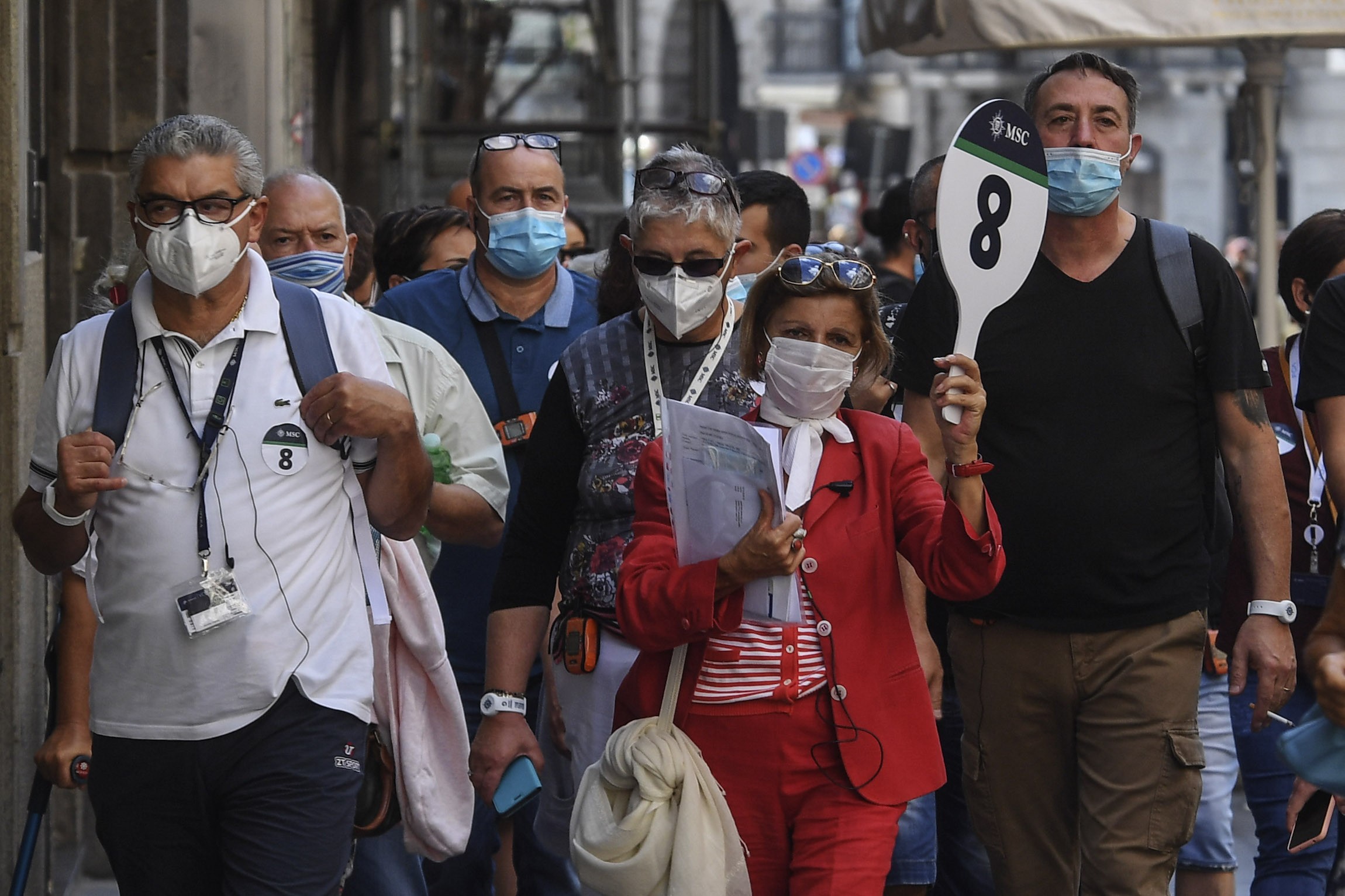 Coronavirus a Napoli: le foto della gente all’aperto con la mascherina