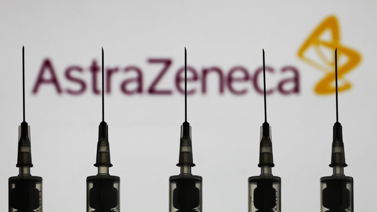Ema: “Giovedì valutazione su AstraZeneca. Preoccupati per calo di fiducia sui vaccini”