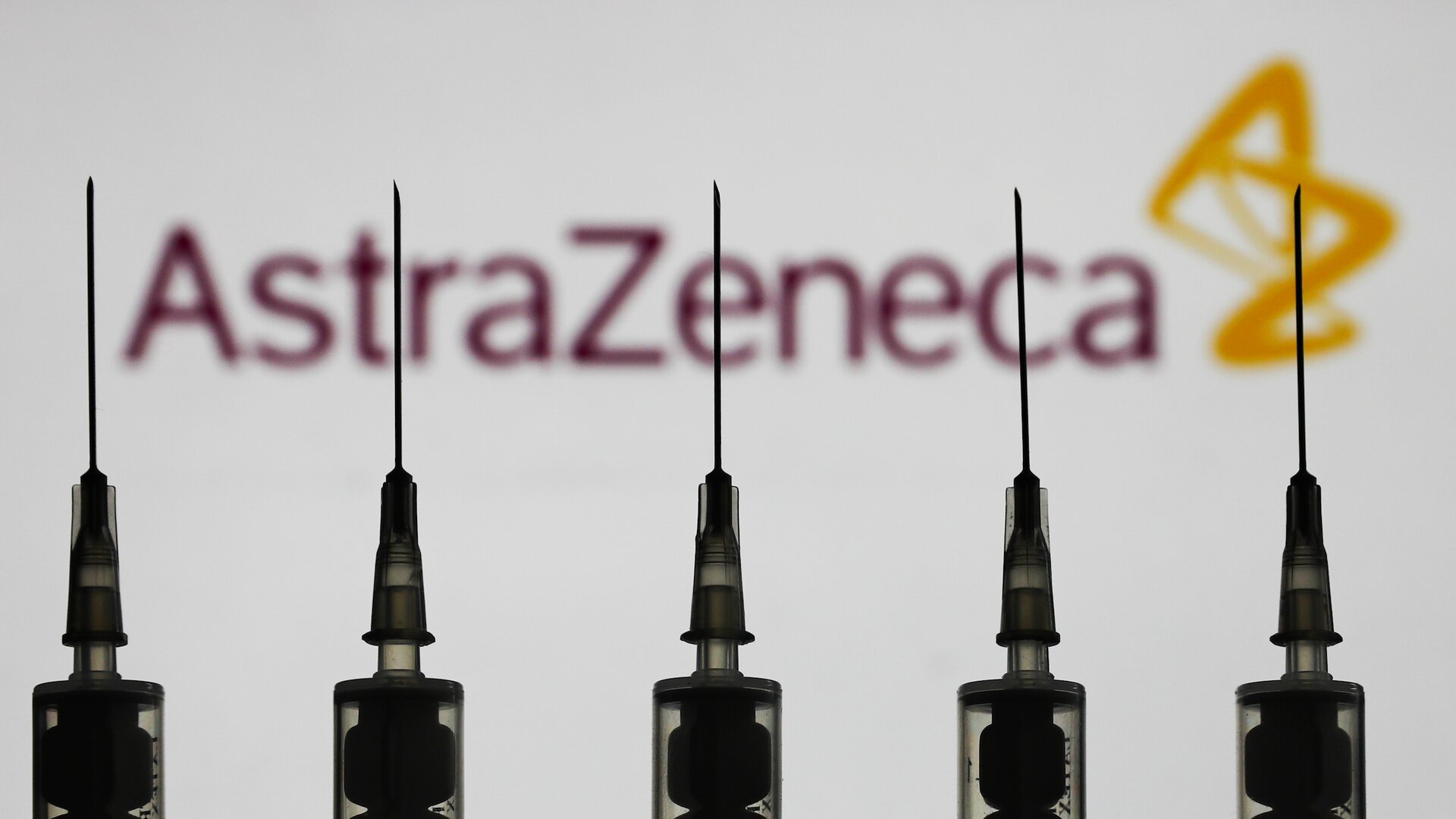 Ema: “Giovedì valutazione su AstraZeneca. Preoccupati per calo di fiducia sui vaccini”