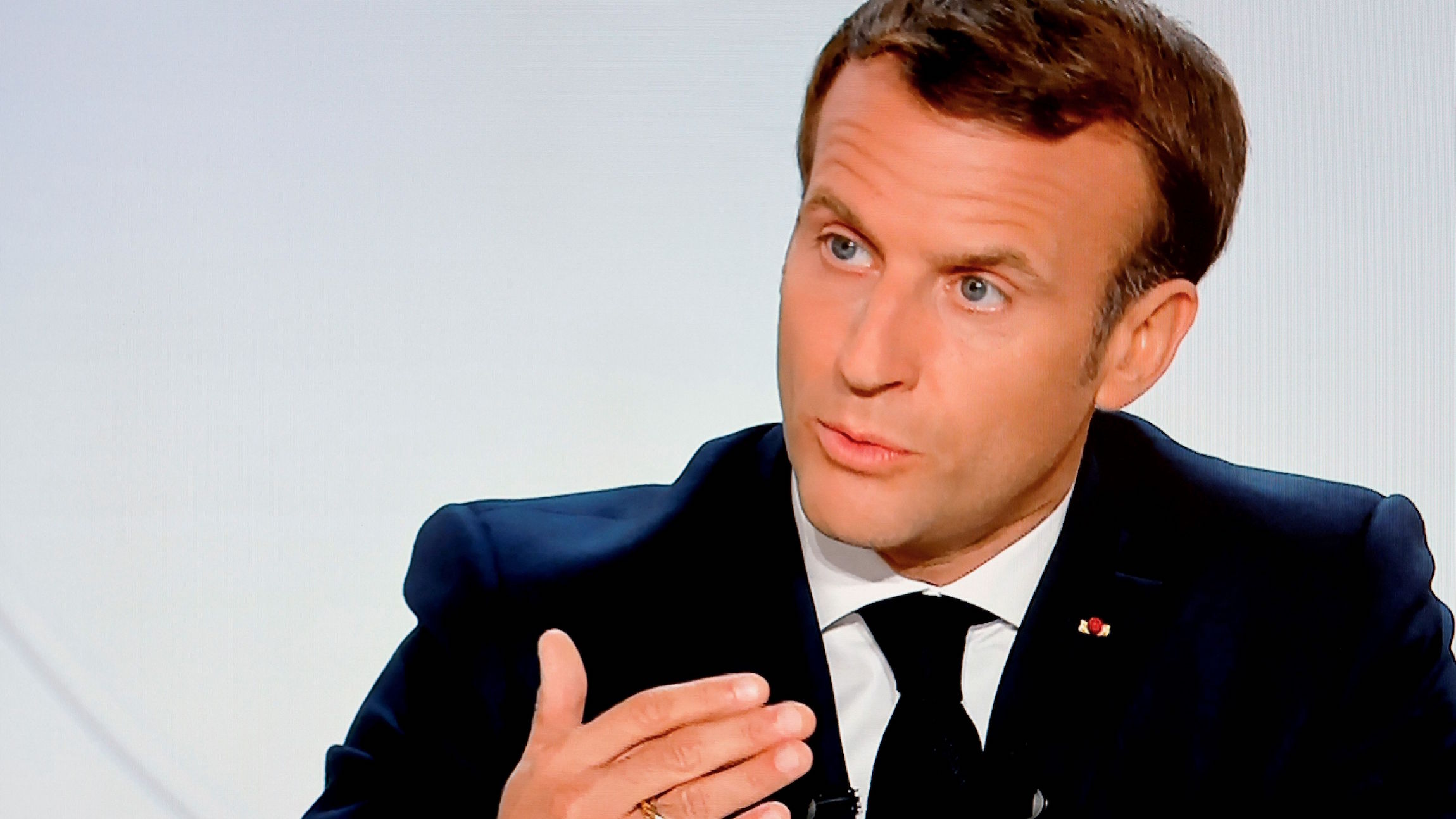 Francia, Macron annuncia: “Coprifuoco per un mese dalle 21 alle 6. Rigidi i controlli”