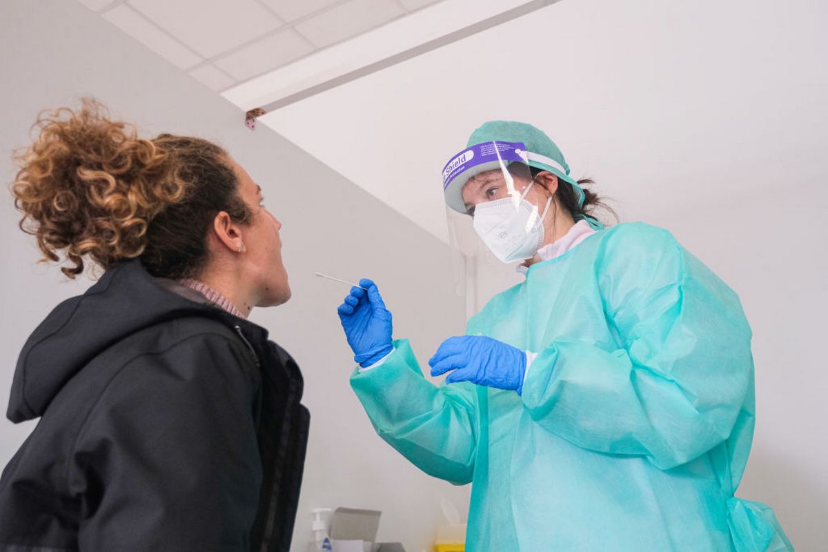 Coronavirus, 16.079 nuovi casi in Italia. Speranza: “Tamponi rapidi nelle farmacie”
