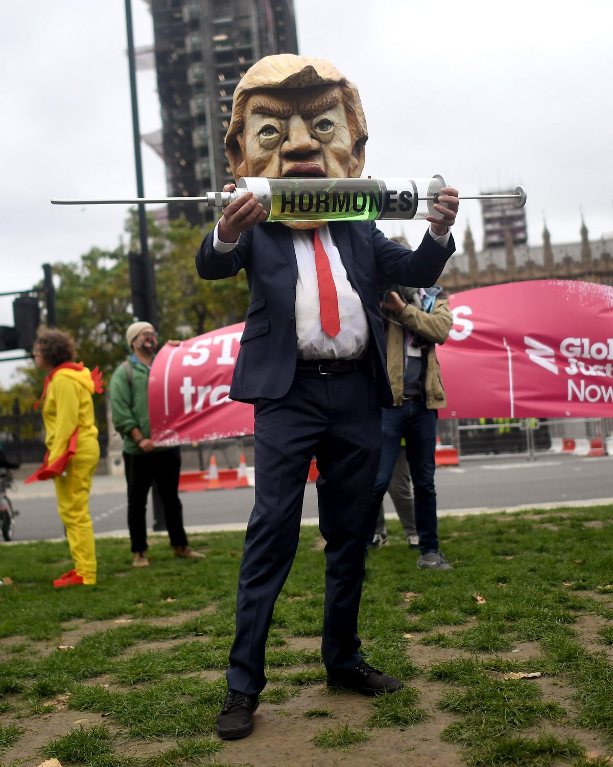 Londra: protesta contro il lockdown, c’è anche un finto Trump
