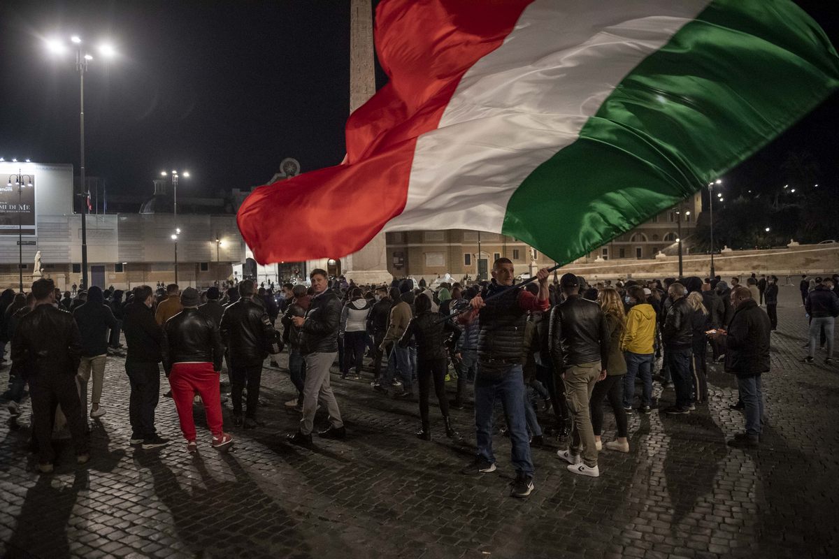 Roma: Forza Nuova protesta contro il coprifuoco, scontri con la polizia