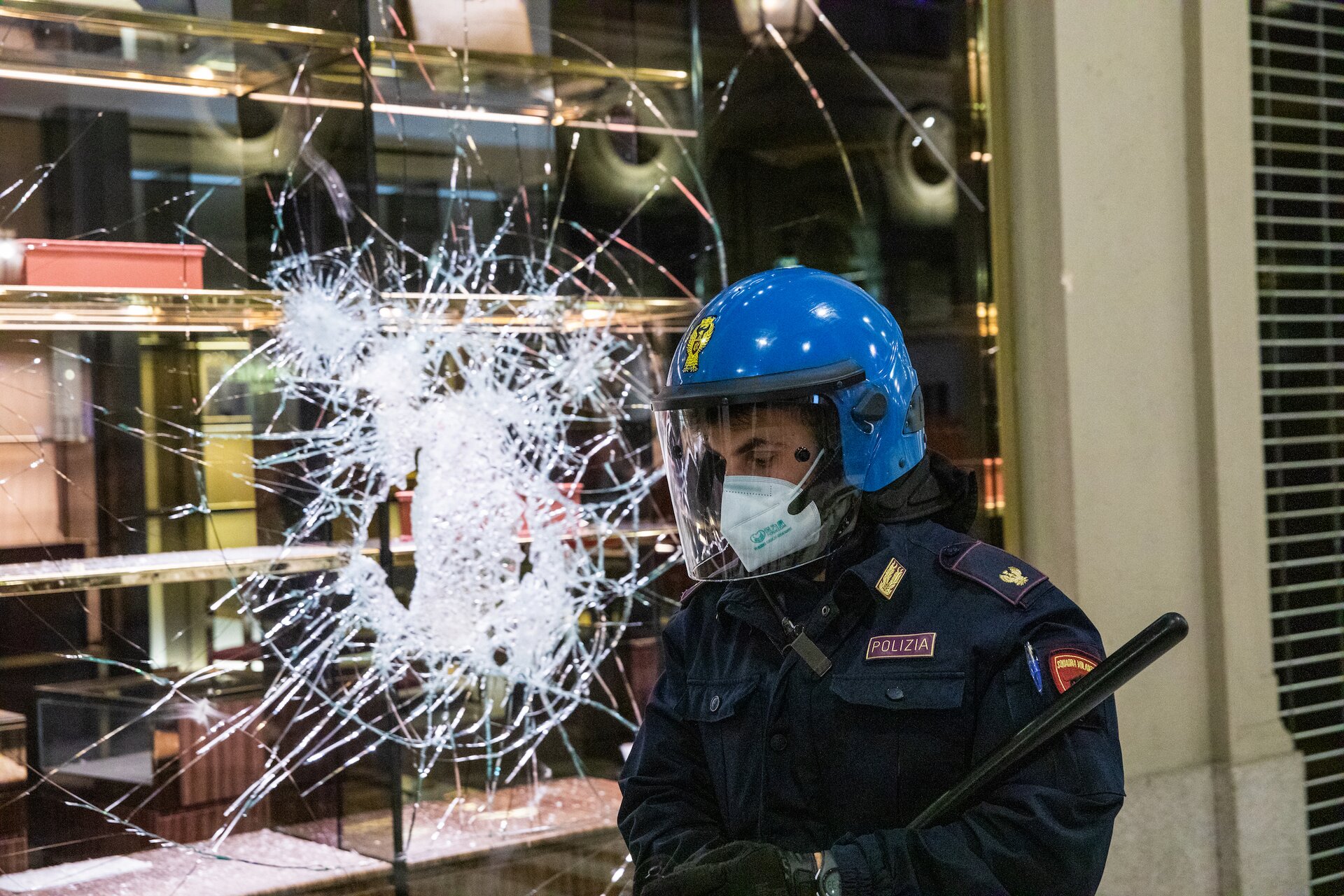 Vandali e ladri in azione a Torino: presi di mira i negozi del lusso, 10 arresti