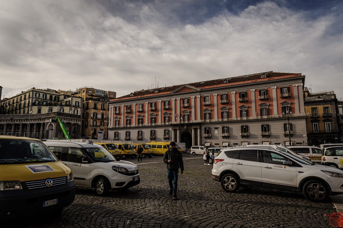 Napoli, protesta dei tassisti contro il governo: “Tu ci chiudi, tu ci paghi”