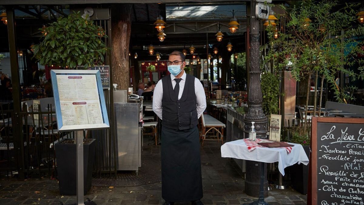 Parigi è zona scarlatta: restrizioni per bar e ristoranti