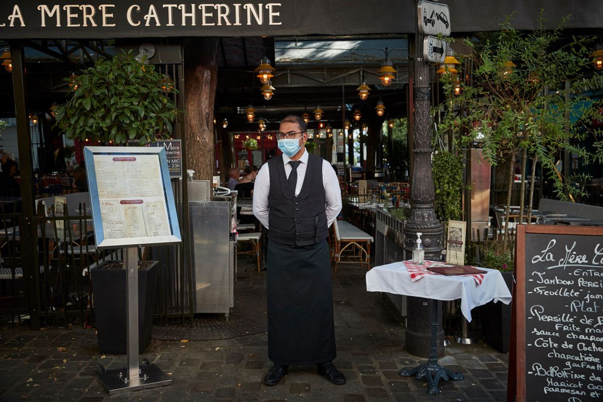Parigi è zona scarlatta: restrizioni per bar e ristoranti