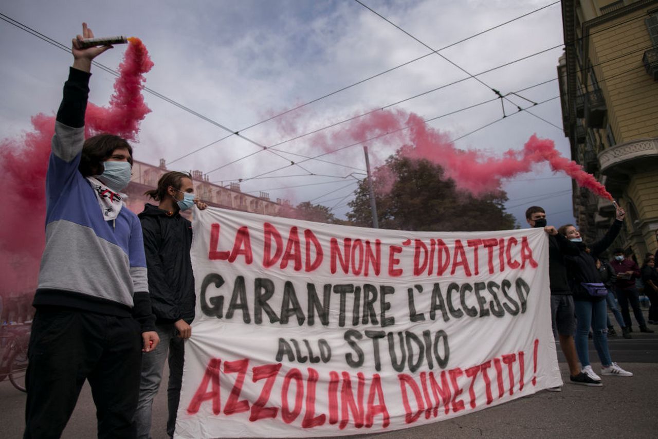 Scuole a rischio chiusura: i sindacati stanno con la Azzolina