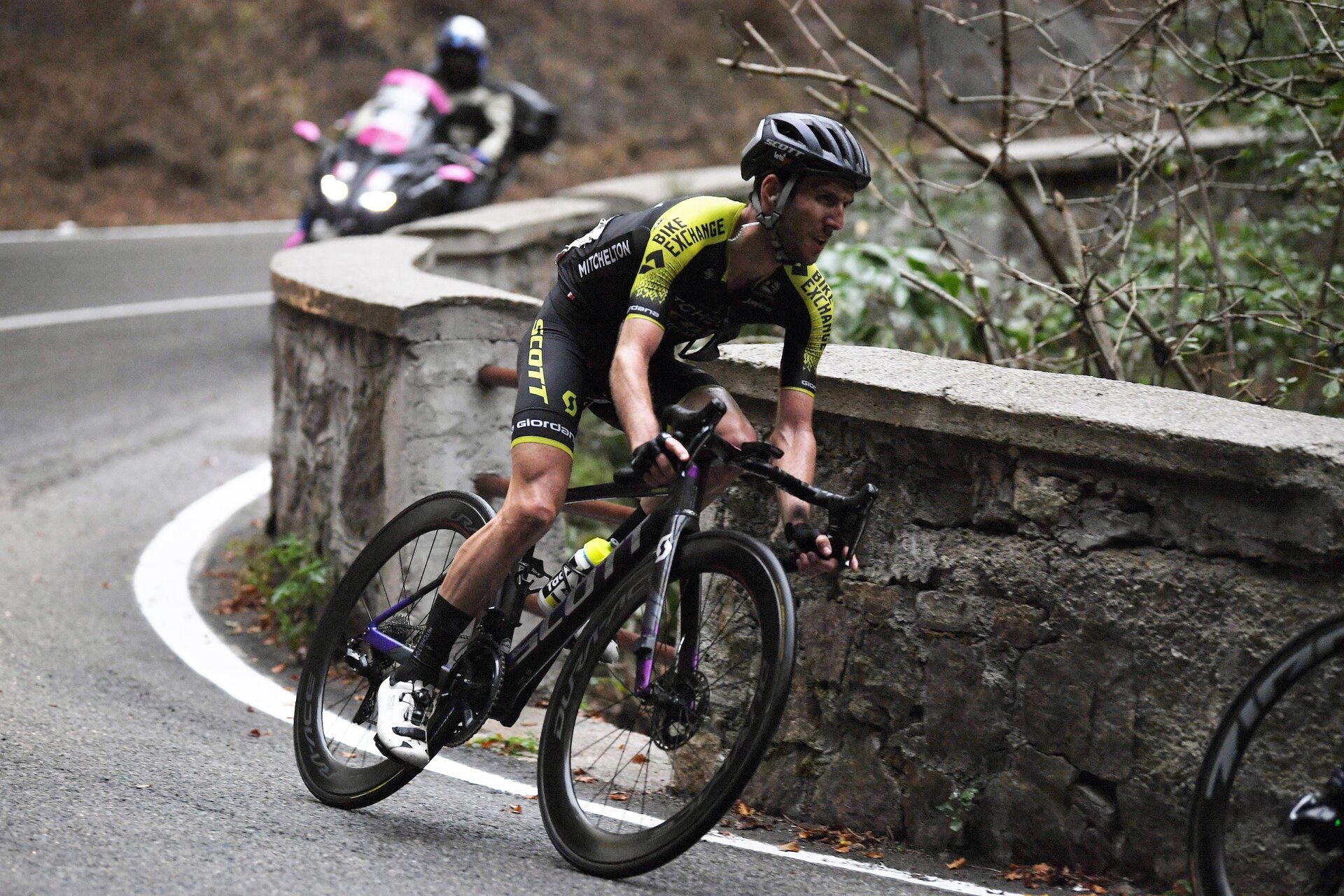 Simon Yates positivo al Covid-19: finita la sua avventura al Giro d’Italia
