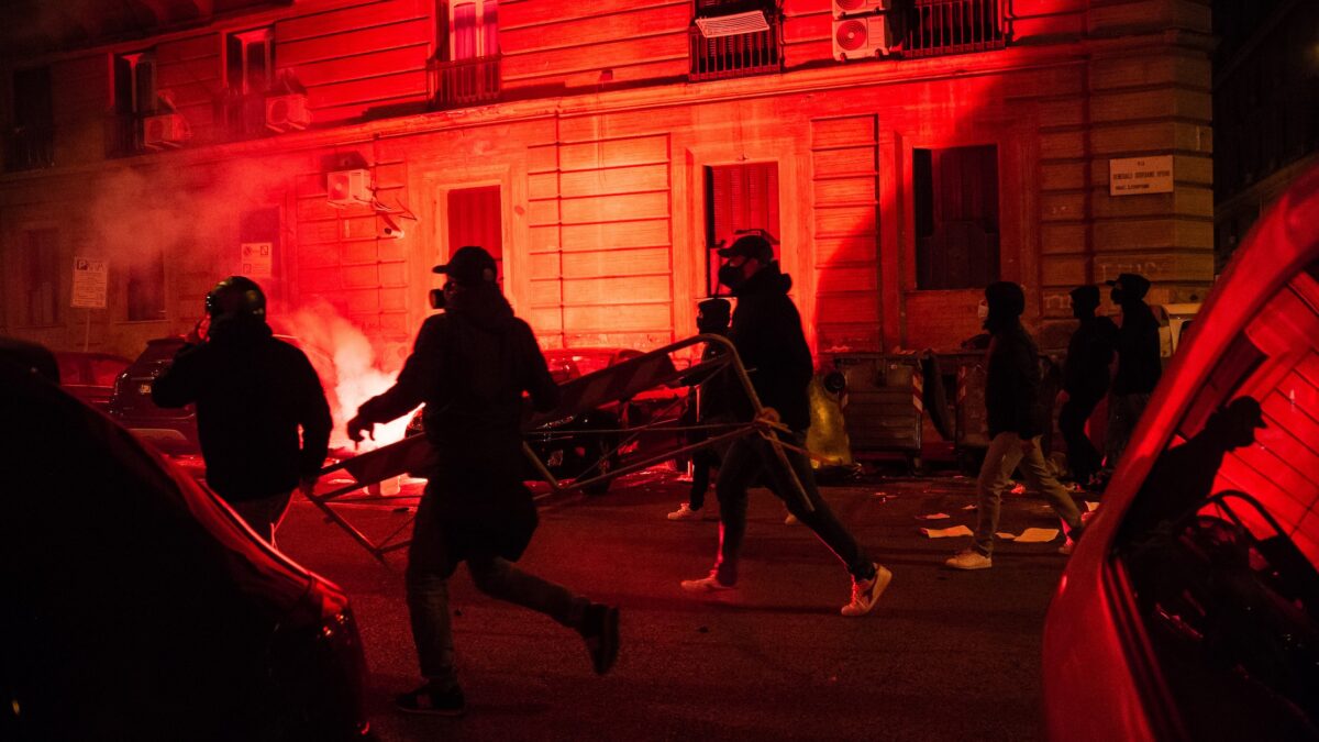 Napoli: notte di guerriglia urbana contro le chiusure di De Luca
