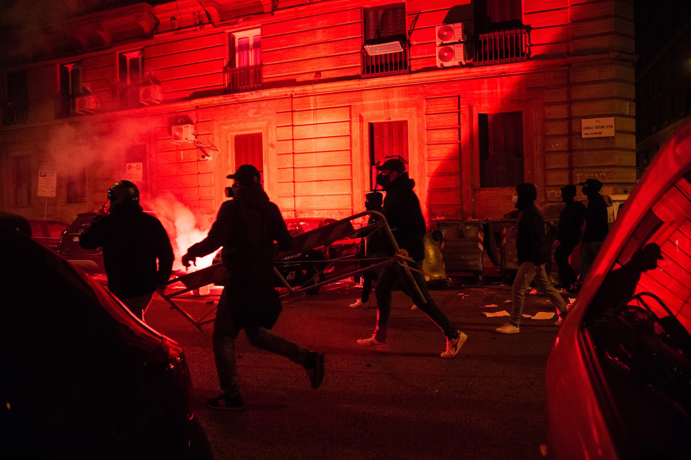 Napoli: notte di guerriglia urbana contro le chiusure di De Luca