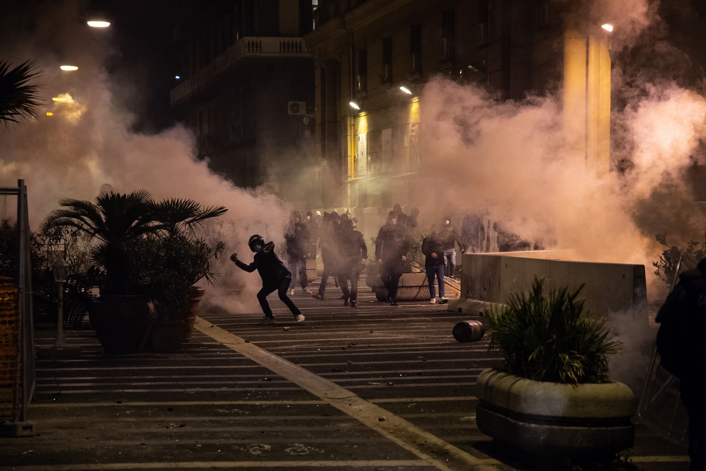Napoli, scene di guerriglia urbana contro il lockdown