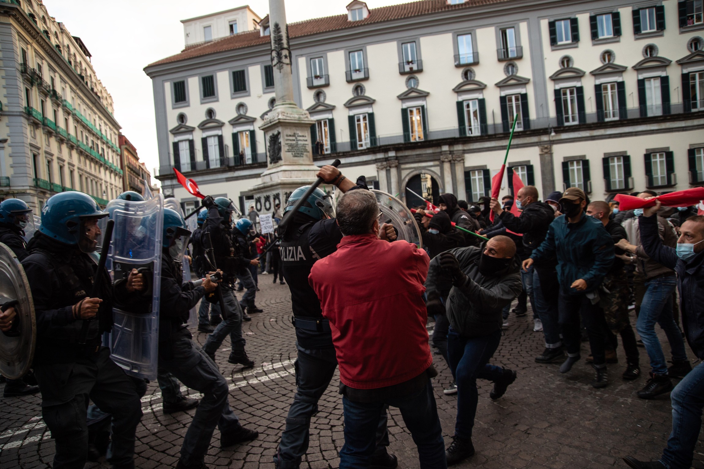 Napoli, nuovi scontri durante una manifestazione