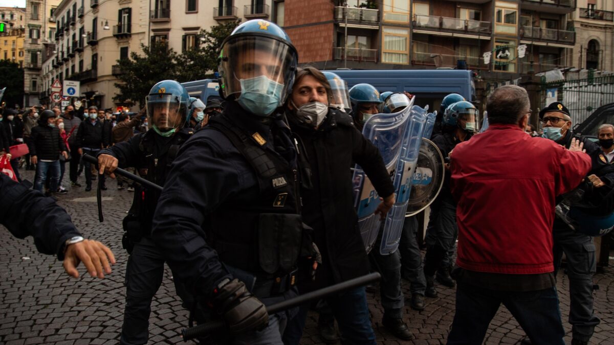 Campania, De Luca fa marcia indietro: “Niente lockdown senza ristori economici. Napoli sia zona rossa”
