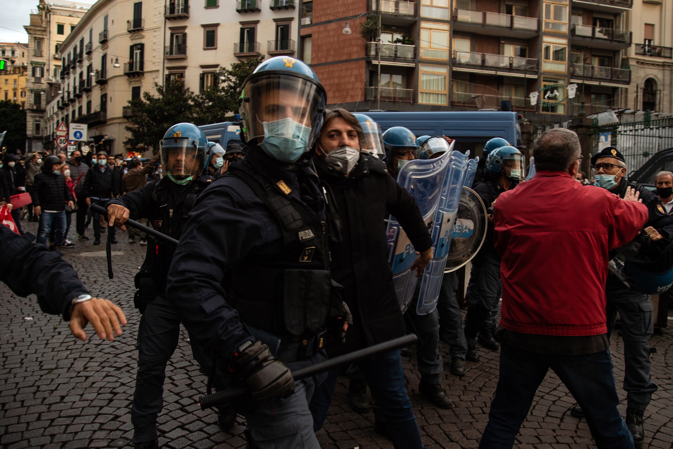 Campania, De Luca fa marcia indietro: “Niente lockdown senza ristori economici. Napoli sia zona rossa”
