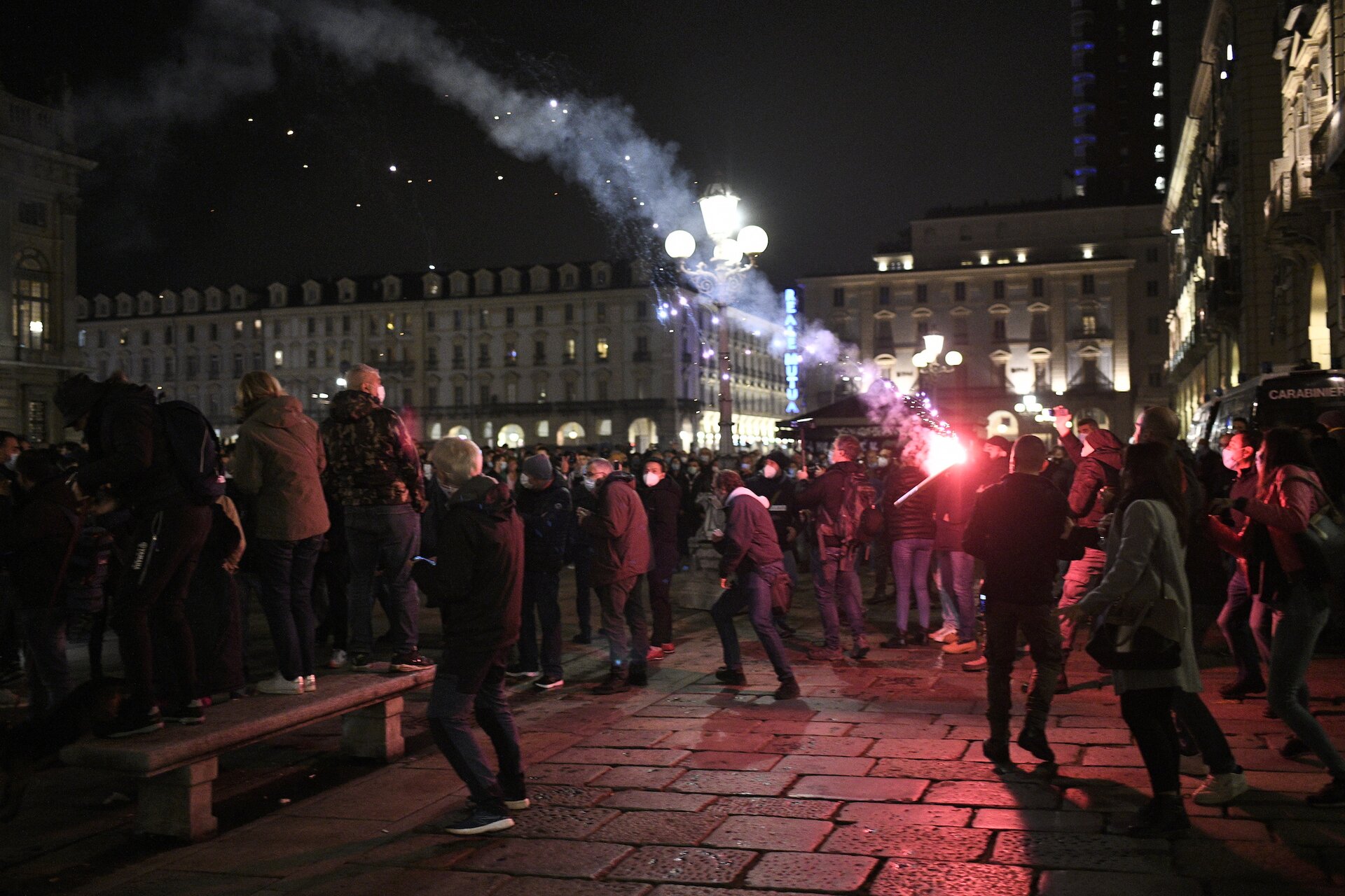 Proteste in diverse città italiane contro il nuovo DPCM con misure anti-Covid
