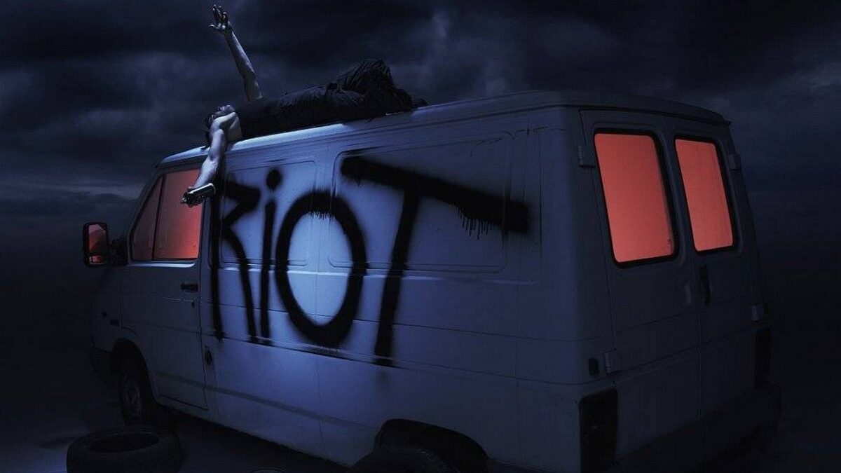 Izi: Riot è il nuovo album