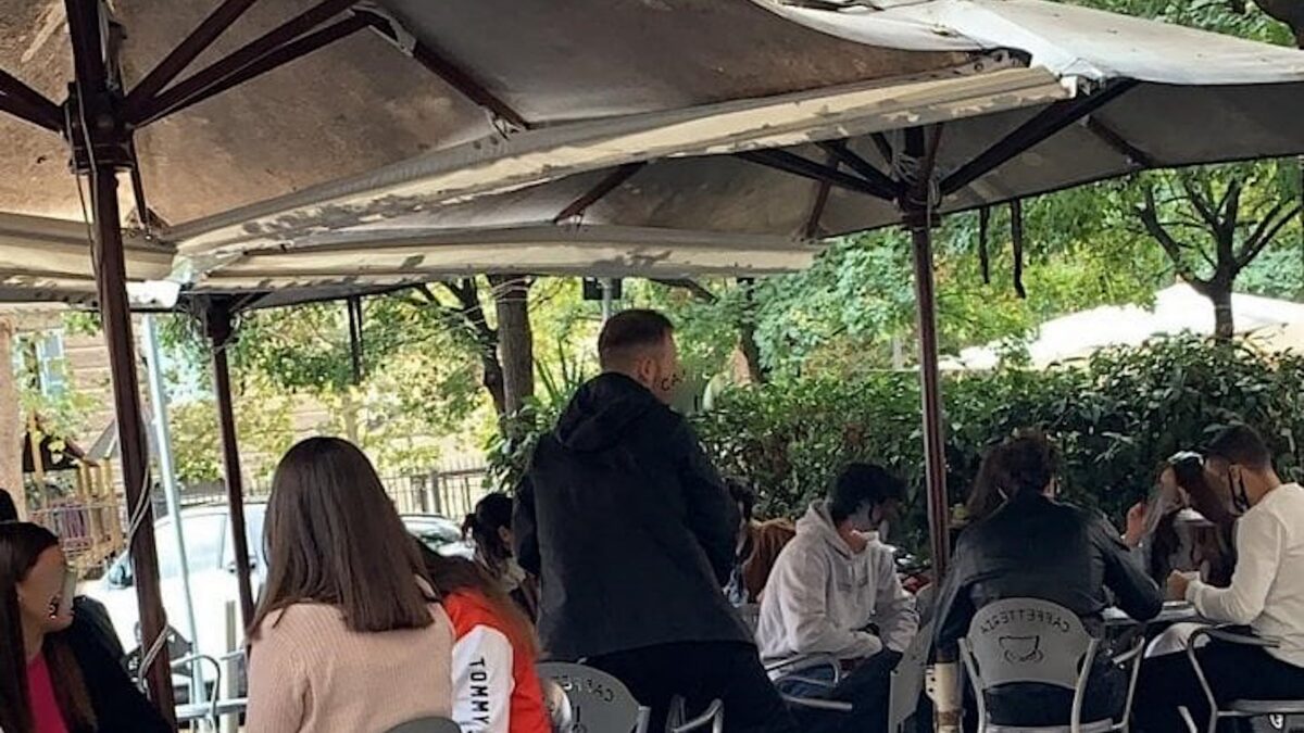 Roma, decine di liceali al bar (a pochi passi dal Ministero): tanto c’è la Dad…