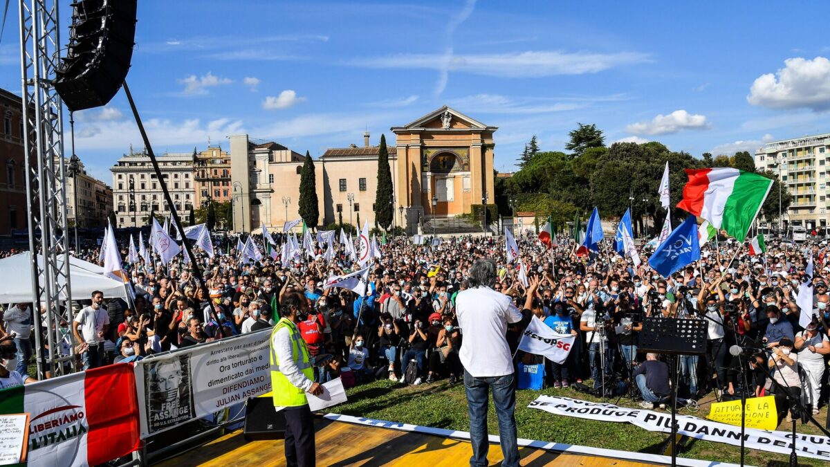 I negazionisti in piazza a Roma: almeno un fermo e diversi identificati