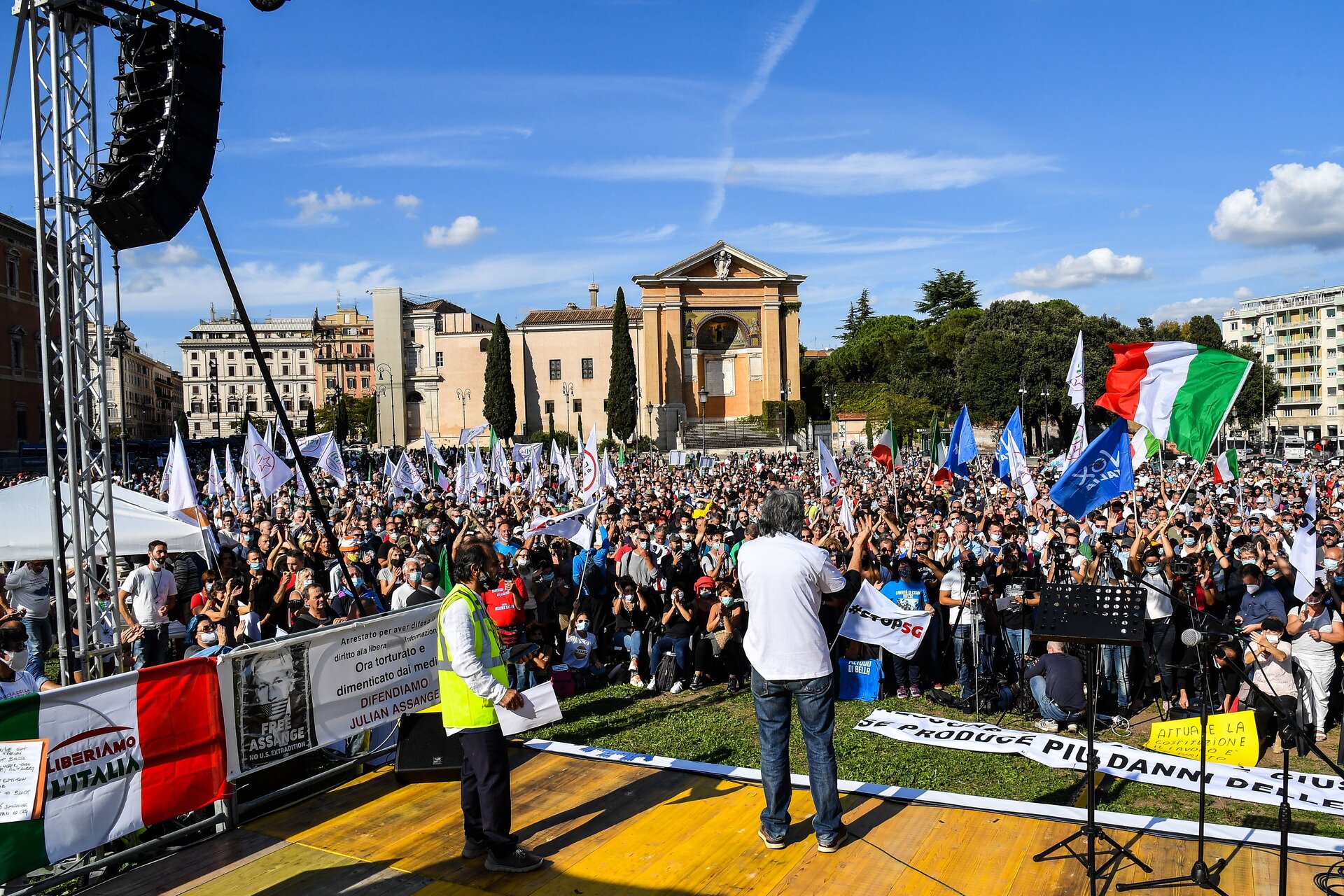 I negazionisti in piazza a Roma: almeno un fermo e diversi identificati