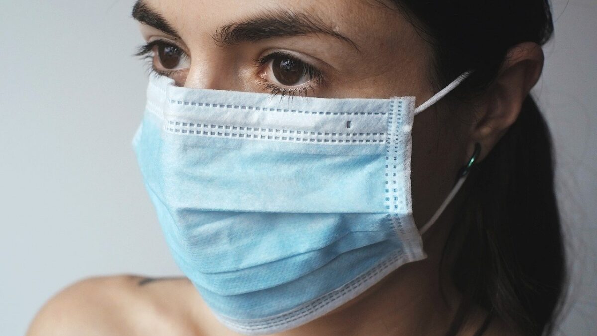 Mascherine obbligatorie all’aperto e al chiuso: cosa cambia col nuovo Dpcm