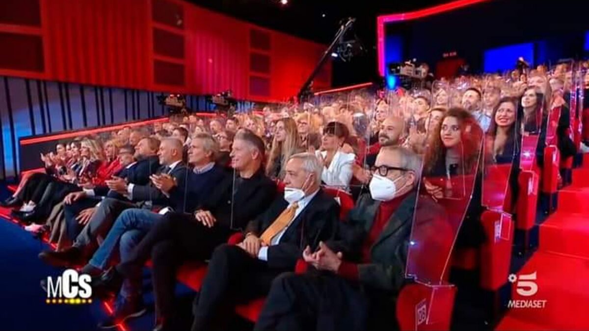Maurizio Costanzo Show, polemiche per la platea piena: “Pago il test a tutti, dovrebbero farlo anche i teatri”