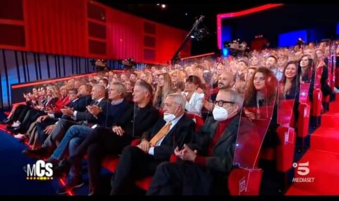 Maurizio Costanzo Show, polemiche per la platea piena: “Pago il test a tutti, dovrebbero farlo anche i teatri”