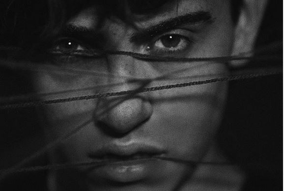 Michele Bravi – La geografia del buio, il nuovo album rimandato al 2021: “È stata davvero una scelta difficile”