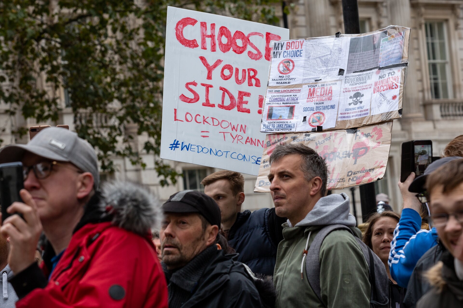 UK, centinaia di persone in piazza contro il lockdown