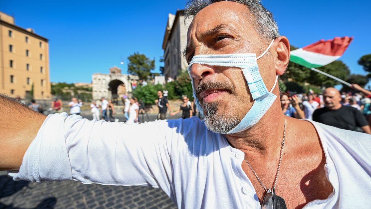 I negazionisti e sovranisti domani in piazza a Roma. La Questura: “Obbligo di indossare la mascherina”