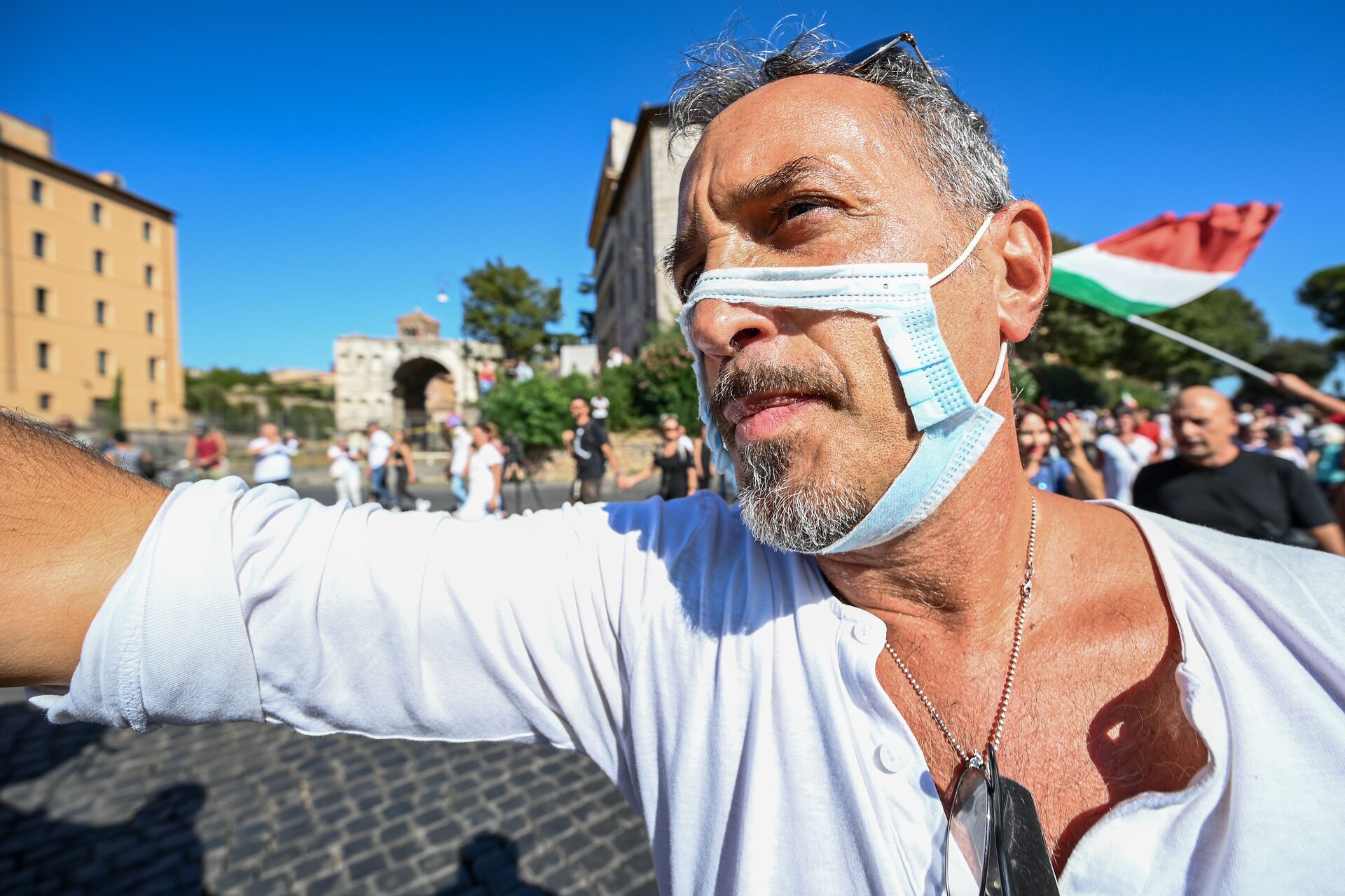 I negazionisti e sovranisti domani in piazza a Roma. La Questura: “Obbligo di indossare la mascherina”