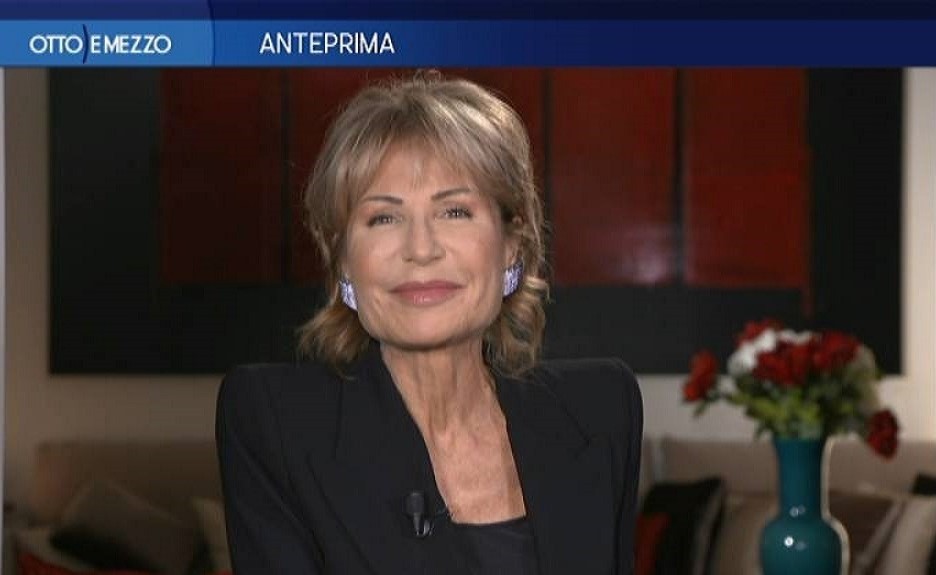 “Un mio collaboratore è positivo al Covid”: Lilli Gruber conduce Otto e Mezzo da casa
