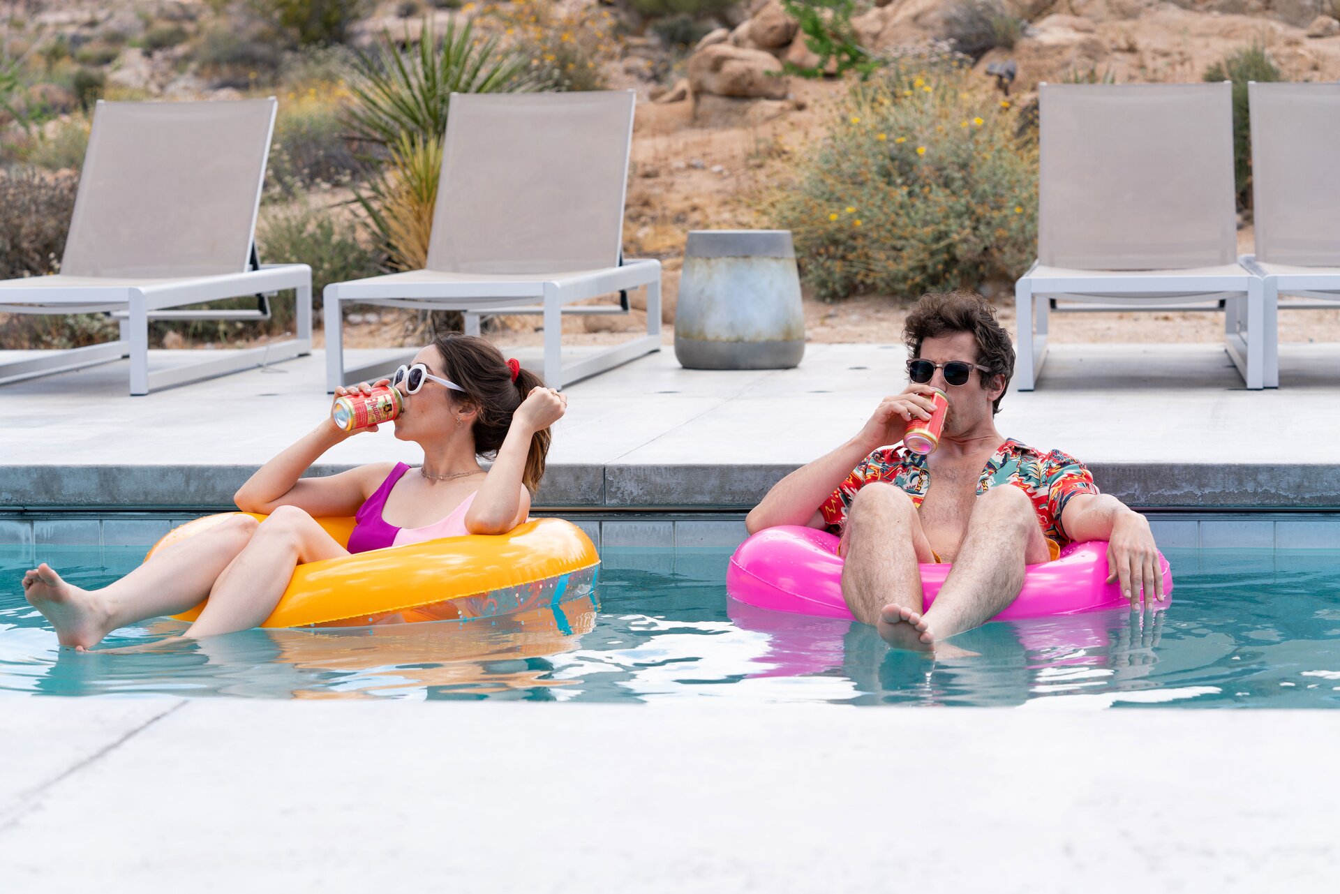 Palm Springs: foto e poster del film con Andy Samberg (Al cinema dal 29 ottobre)