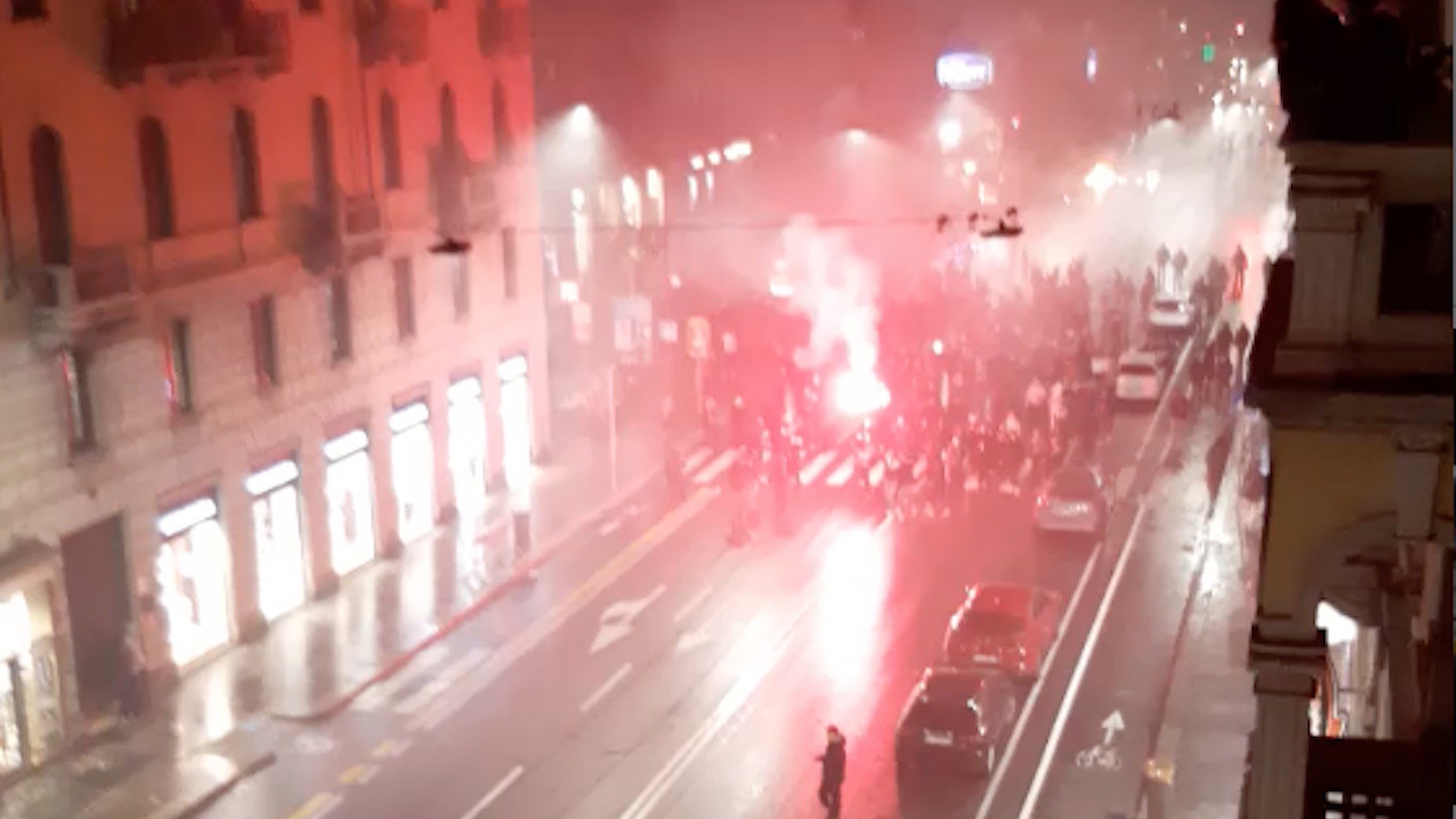 Video, proteste a Milano: il piccolo (ma rumoroso) corteo in Corso Buenos Aires