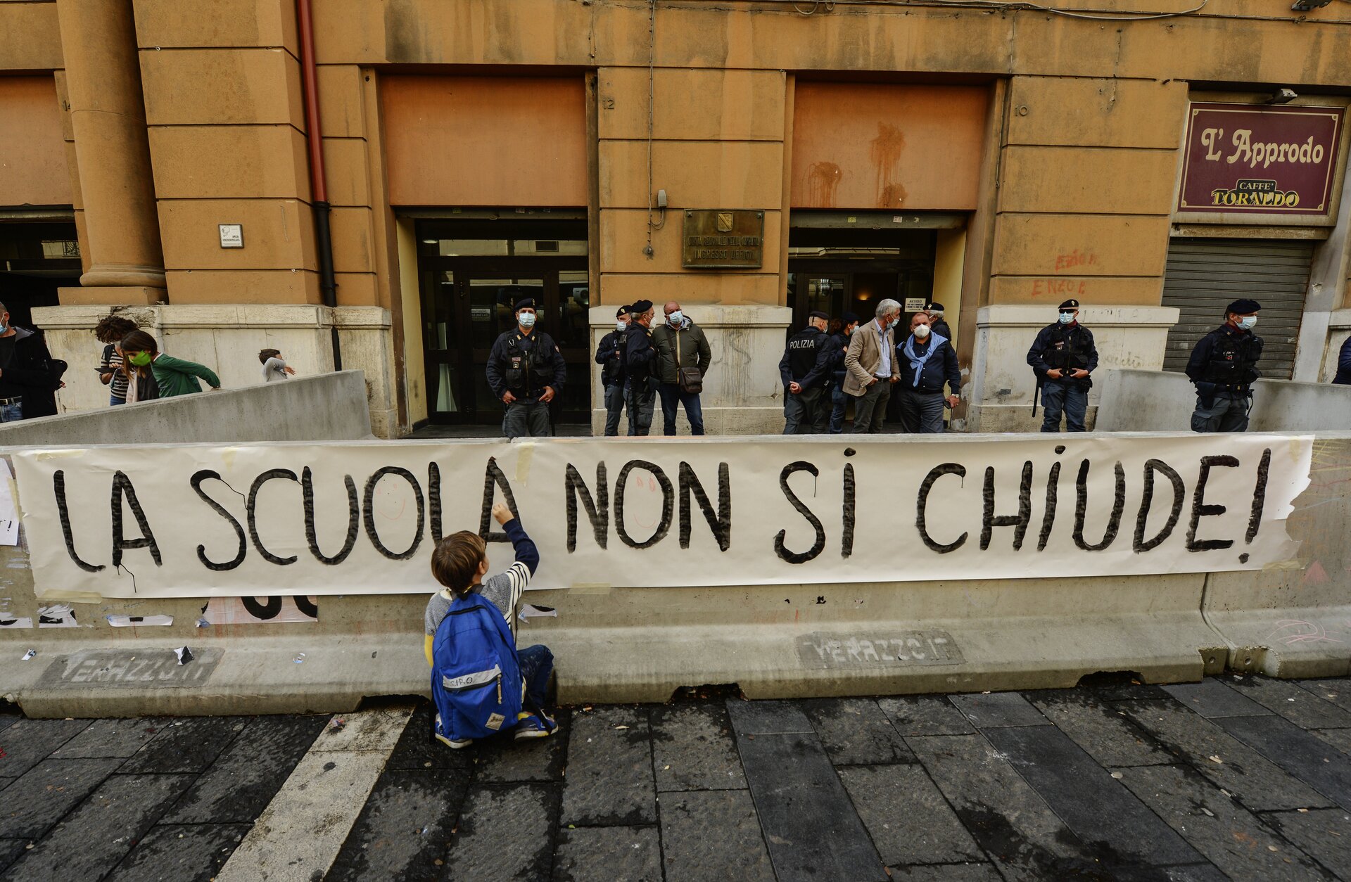 Proteste a Napoli contro la chiusura delle scuole