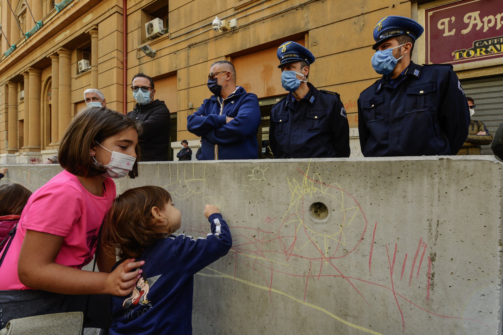 Nuove misure anti-COVID, Speranza: “Stretta su attività non essenziali”