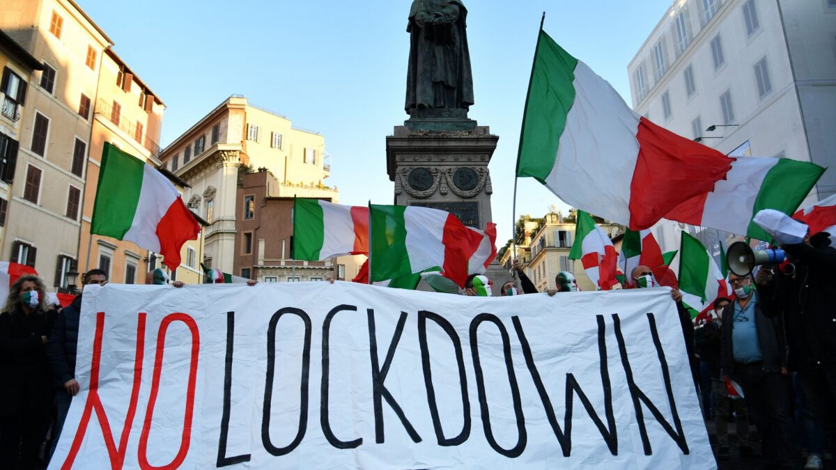 I sovranisti delle “Mascherine tricolori” a Roma contro il lockdown