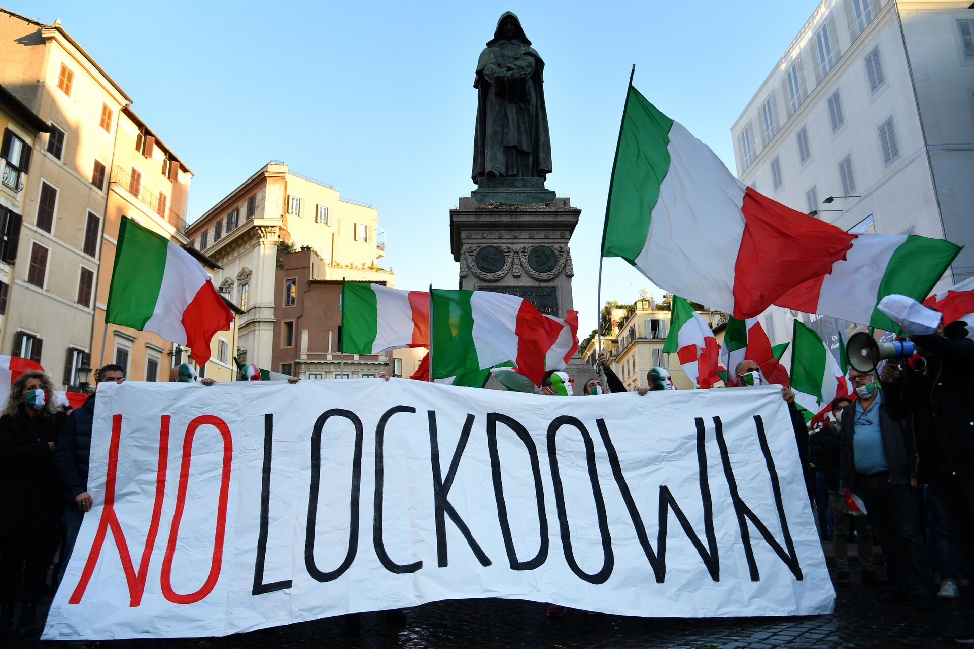 I sovranisti delle “Mascherine tricolori” a Roma contro il lockdown