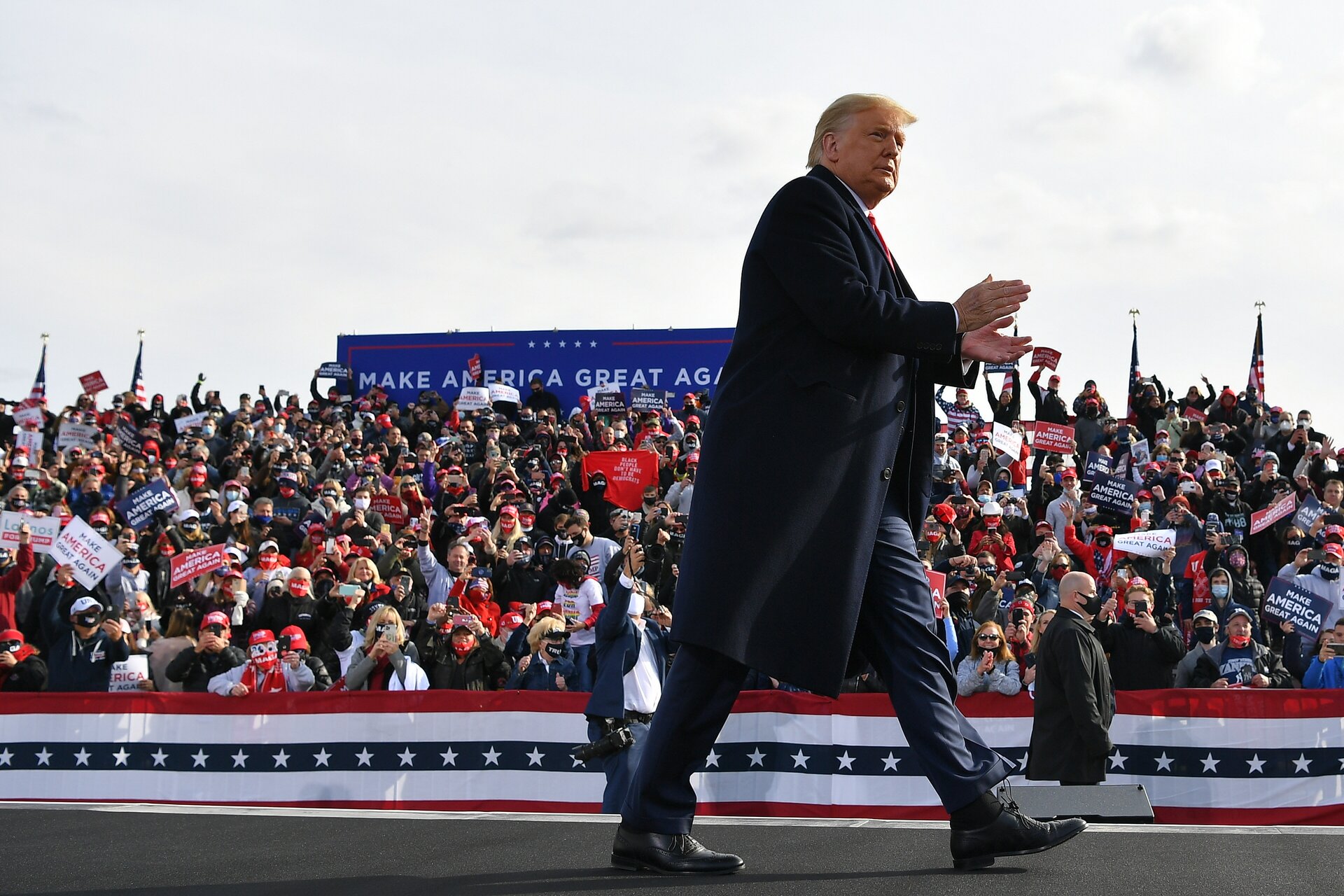 Trump continua a radunare i cittadini nella fase più acuta della pandemia