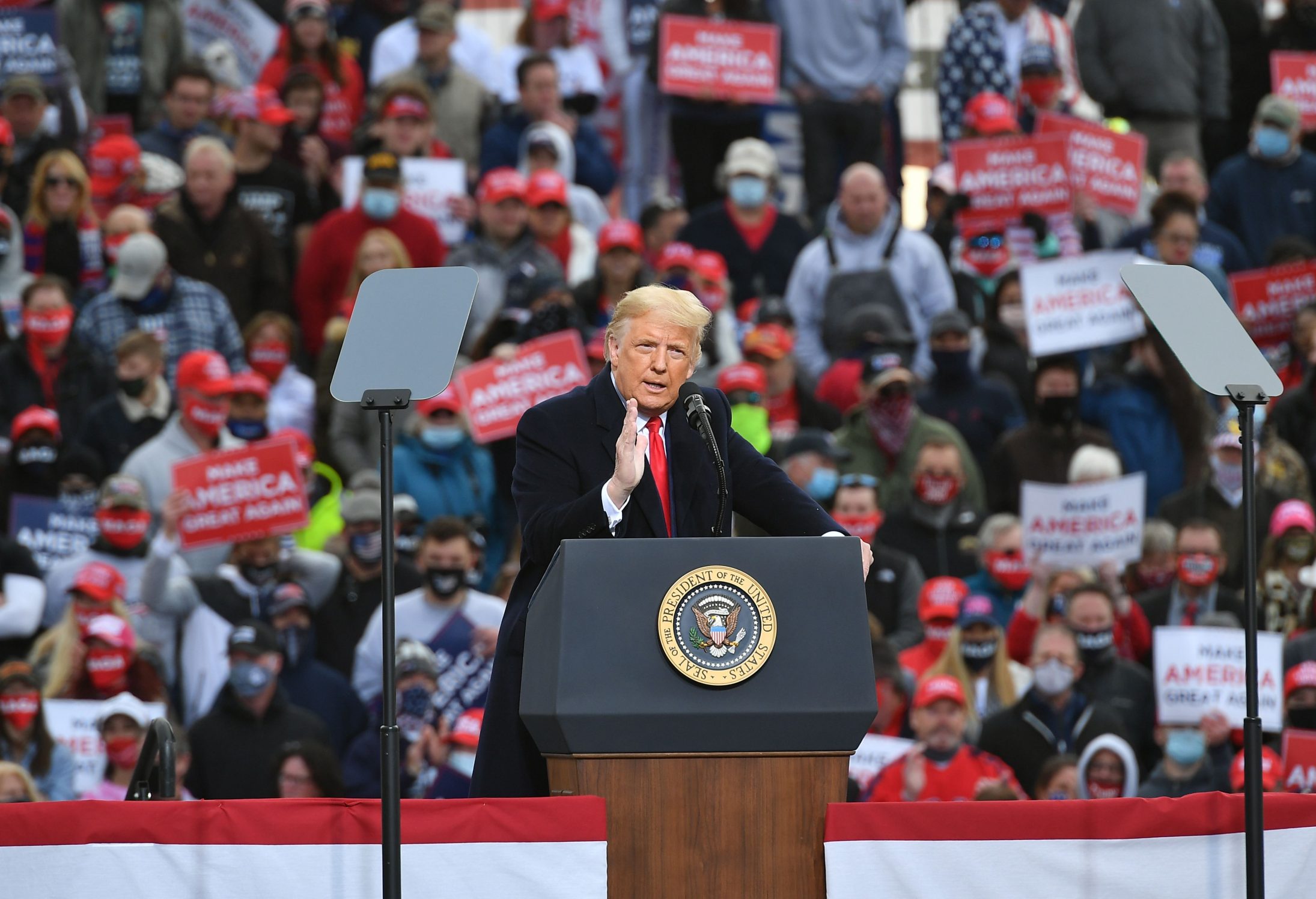 Covid, nuovo picco record negli USA. Trump : “Stiamo controllando l’epidemia”