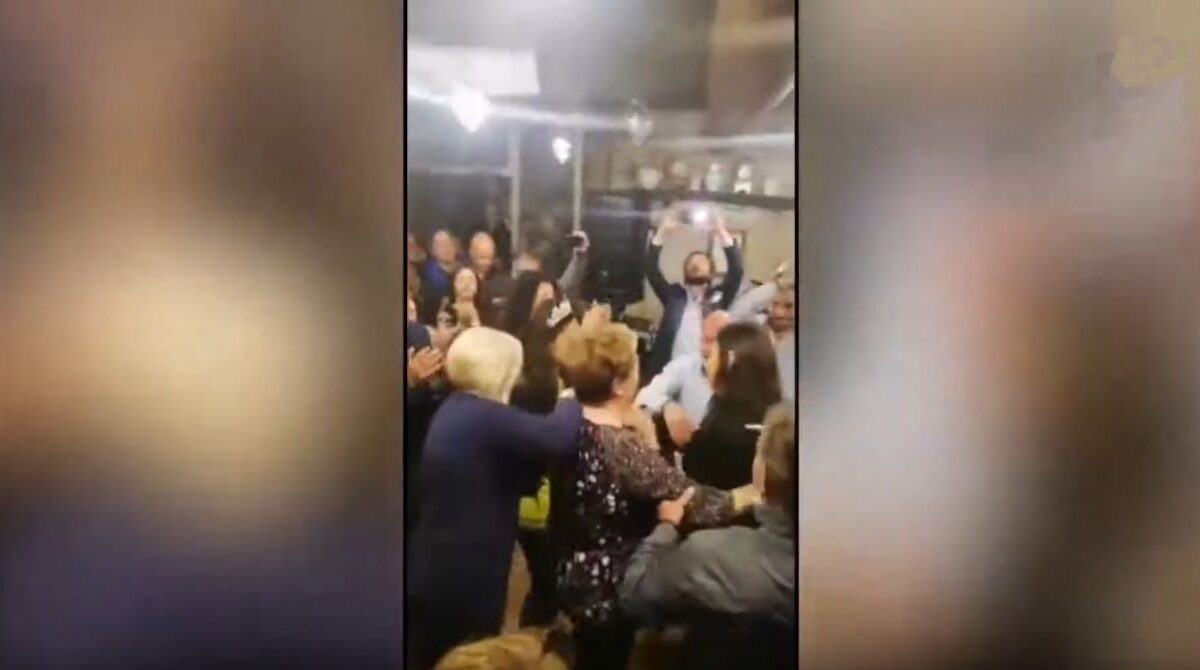 Jole Santelli festeggia col sindaco violando le norme anti Covid (VIDEO)