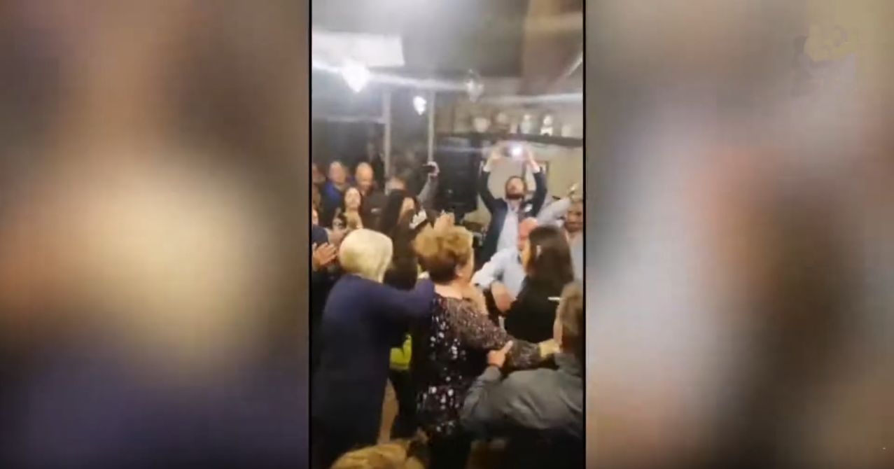 Jole Santelli festeggia col sindaco violando le norme anti Covid (VIDEO)