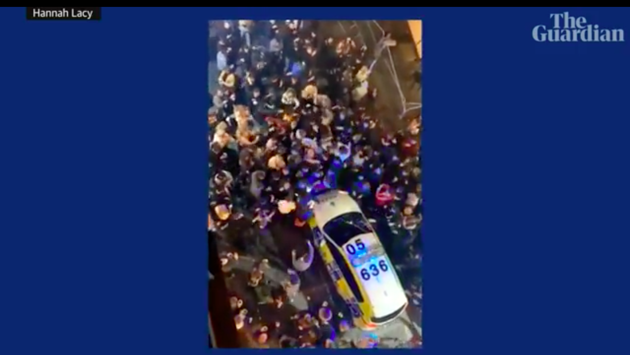Liverpool: folla e assembramenti in strada alla chiusura dei pub, prima del nuovo blocco (VIDEO)