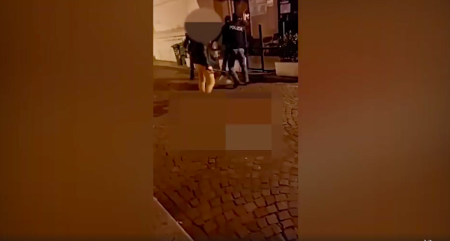 Parma, poliziotto da un calcio in faccia a un manifestante a terra (VIDEO)