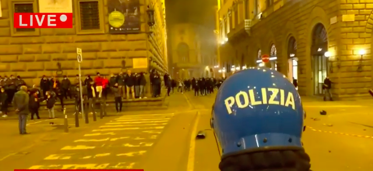 Misure anti Covid, caos nella notte a Firenze: 4 arresti e 24 denunce per i disordini