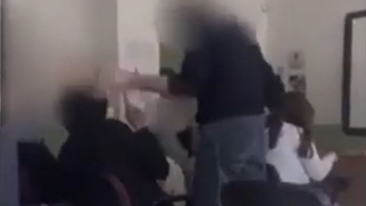 Salerno: prof schiaffeggia studente in classe, il giallo della mascherina (VIDEO)