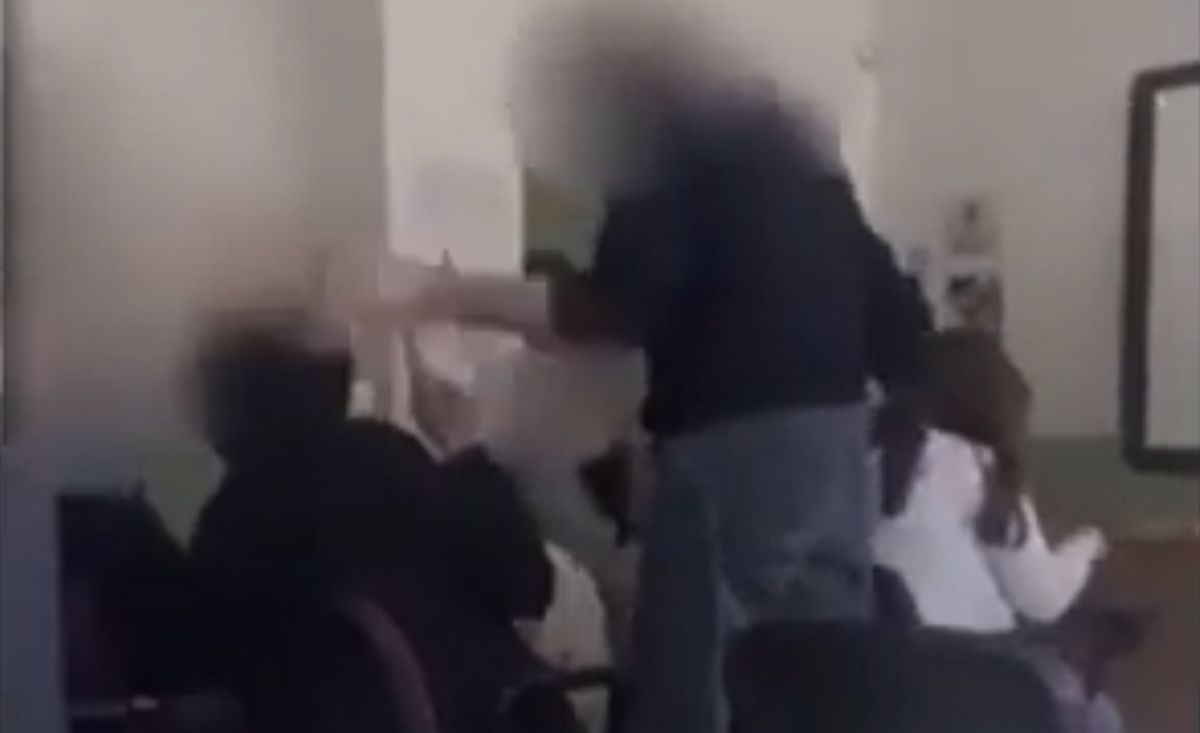 Salerno: prof schiaffeggia studente in classe, il giallo della mascherina (VIDEO)