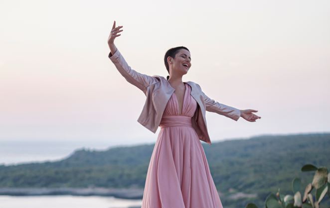 Silvia Salemi tra il singolo “Chagall”, Sanremo, tv, radio e l’amore per la vita: “Allargo le braccia alle emozioni”